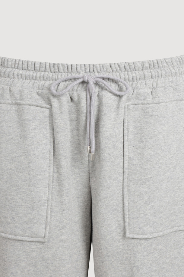 아웃 포켓 스트링 스웻 팬츠는 캐주얼, 스포티, 미니멀 스타일을 즐기는 분들을 위한 아이템입니다. 부드러운 면 소재로 제작되어 편안한 착용감을 선사하며, 와이드핏으로 트렌디한 실루엣을 연출합니다. 그레이 컬러의 무지 디자인으로 어떤 상의와도 쉽게 매치할 수 있습니다. 넉넉한 두께감으로 봄, 가을, 겨울철에 활용하기 좋으며, 아웃포켓 디자인과 허리 스트링, 밑단 스트링으로 실용성을 더했습니다. 밴딩 처리된 허리, 로고 자수 디테일로 편안함과 스타일을 모두 갖춘 데일리 팬츠입니다.
