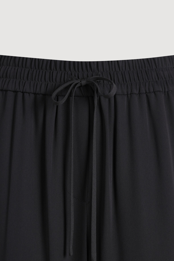 사이드 와이드 라인 포인트 팬츠는 캐주얼, 미니멀, 스트리트 스타일을 즐기는 분들을 위한 와이드 핏 여름 바지입니다. 블랙 컬러에 사이드 라인 배색 포인트가 돋보이며, 얇은 두께감으로 시원하고 부드러운 촉감을 선사합니다. 허리 스트링과 밴딩 디테일로 편안한 착용감을 제공하며, 힙 포켓과 실버 로고 장식으로 포인트를 더했습니다. 동네 마실룩, 여행룩, 휴가룩 등 다양한 TPO에 활용하기 좋은 아이템입니다.
