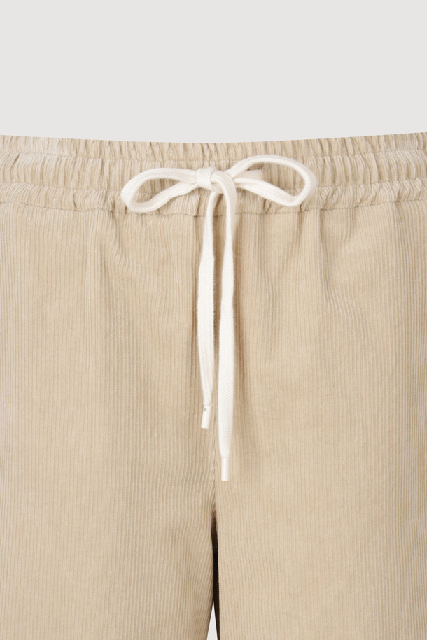 따뜻하고 포근한 코듀로이 소재의 밴딩 스트링 팬츠입니다. 넉넉한 와이드핏으로 편안함과 스타일을 동시에 잡았으며, 베이지 컬러의 무지 디자인으로 어떤 상의와도 자연스럽게 어울립니다. 가을, 겨울 시즌 데일리룩, 산책룩, 동네 마실룩에 활용하기 좋으며, 캐주얼, 미니멀, 클래식 스타일을 연출할 수 있습니다. 허리 밴딩과 스트링 디테일로 편안한 착용감을 선사하며, 사이드 포켓과 힙 포켓으로 실용성을 더했습니다. 사이드 배색 라인과 자수 디테일이 밋밋함을 덜어줍니다.
