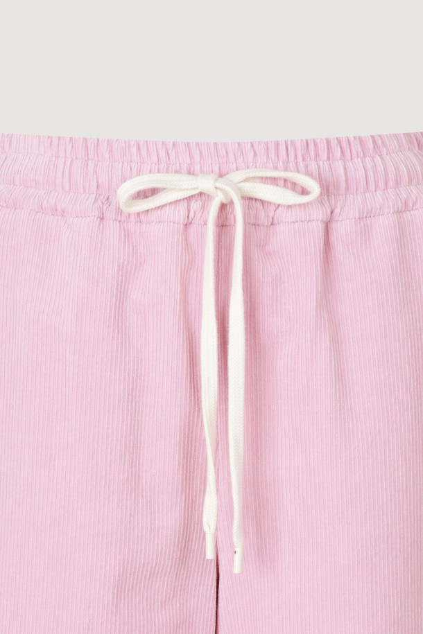 코듀로이 밴드 스트링 팬츠는 가을, 겨울 시즌에 어울리는 캐주얼 와이드핏 팬츠입니다. 부드러운 코듀로이 소재로 제작되어 편안한 착용감을 선사하며, 핑크 컬러가 돋보입니다. 허리 밴딩과 스트링 디테일로 편안함을 더했으며, 사이드 포켓과 힙 포켓, 사이드 배색 라인, 자수 디테일로 포인트를 주었습니다. 동네 마실룩, 산책룩, 겨울 데일리룩 등 다양한 TPO에 활용하기 좋으며, 캐주얼, 미니멀, 클래식 스타일을 연출할 수 있습니다. 와이드핏으로 편안하면서도 스타일리시한 핏을 자랑합니다.
