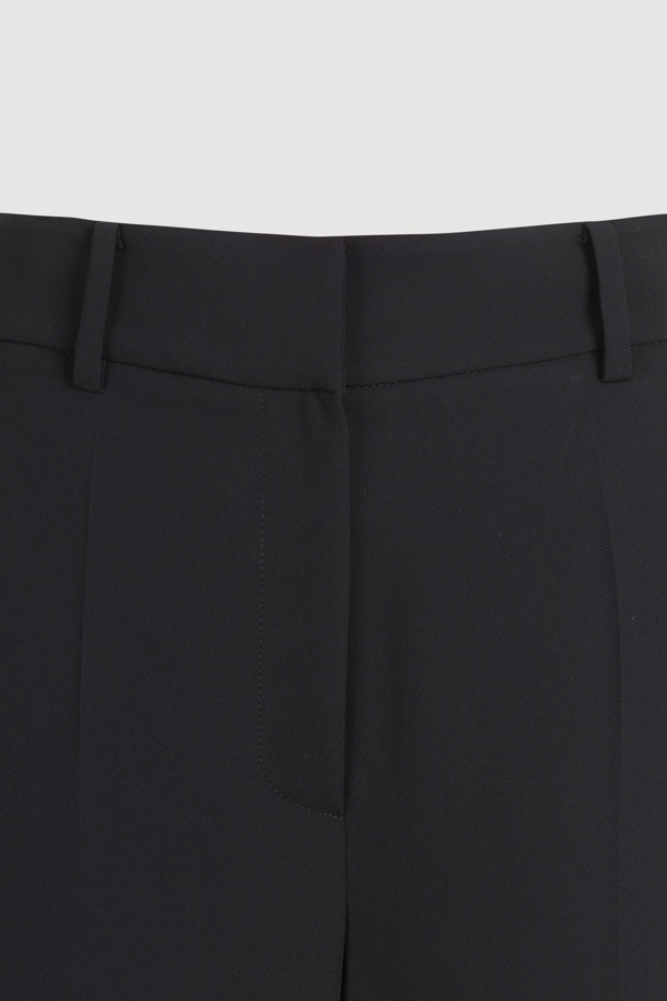 세련된 무드의 사이드 더블 라인 팬츠입니다. 블랙 컬러의 무지 디자인으로, 캐주얼, 스포티, 미니멀 스타일을 연출하기 좋습니다. 허리 뒷면 밴딩 처리와 얇고 부드러운 촉감으로 편안한 착용감을 선사합니다. 와이드핏 긴바지로, 사이드 배색 라인과 히든 버튼, 지퍼와 더블 스냅 여밈 디테일이 돋보입니다. 일상, 여행, 산책 등 다양한 TPO에 활용하여 스타일리시함을 더해보세요.
