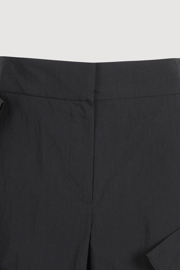 백 밴딩 프릴 쇼츠는 페미닌한 무드의 여성용 프릴 쇼츠입니다. 면 혼방 소재로 제작되어 탄탄한 촉감을 선사하며, 숏 기장과 와이드 핏으로 편안하게 착용할 수 있습니다. 뒷밴딩 처리로 허리 라인을 잡아주며, 프릴 디테일이 여성스러움을 더합니다. 블랙 컬러의 무지 디자인으로 미니멀하고 클래식한 스타일을 연출하며, 데이트룩, 카페룩, 휴가룩 등 다양한 TPO에 활용하기 좋습니다. 버튼과 후크 클로징, 센터 지퍼, 사이드 슬릿 포켓, 힙 페이크 포켓 등의 디테일로 실용성을 더했습니다.
