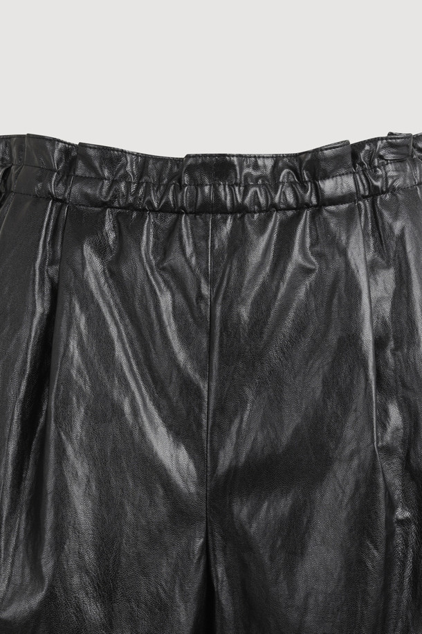 가볍고 시원한 착용감의 페이크 레더 밴딩 쇼츠입니다. 부드러운 인조 가죽 소재로 제작되어 시크하고 세련된 캐주얼 스타일을 연출합니다. 허리 밴딩으로 편안한 착용감을 제공하며, 루즈핏 디자인으로 활동성을 높였습니다. 블랙 컬러에 숏 기장으로 다리가 길어 보이는 효과를 주며, 포켓 디테일로 실용성을 더했습니다. 봄, 여름 시즌 데일리룩, 동네 마실룩, 여행룩 등 다양한 TPO에 활용하기 좋습니다.
