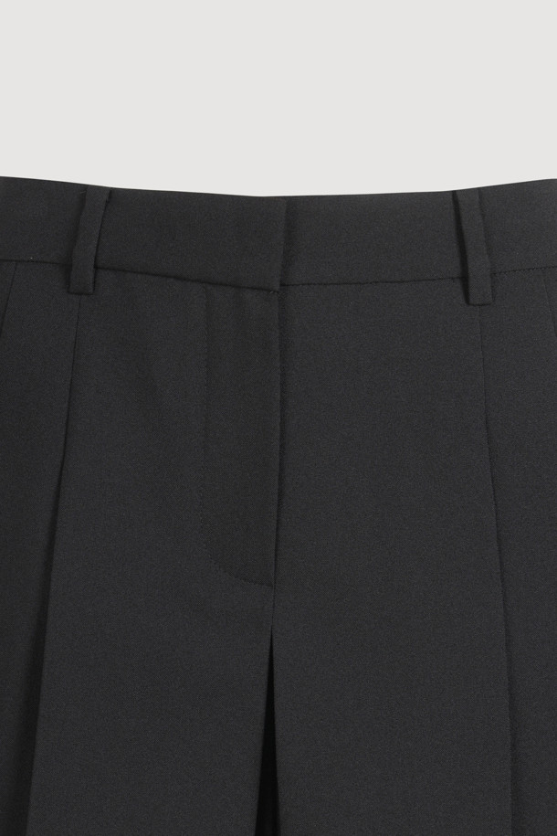 투 턱 플리츠 쇼츠는 블랙 컬러의 여성 숏팬츠입니다. 클래식, 미니멀, 시크한 스타일을 연출하기에 적합하며, 데이트룩, 오피스룩, 모임룩 등 다양한 TPO에 활용할 수 있습니다. 플리츠 디테일과 힙 플랩 로고 자수가 특징이며, 센터 지퍼, 버튼과 2 후크 클로징으로 깔끔하게 마무리되었습니다. 슬릿 포켓 디자인으로 실용성을 더한 이 쇼츠는 봄, 여름 시즌에 시원하게 착용하기 좋습니다.
