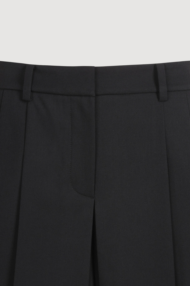 투 턱 플리츠 쇼츠는 클래식한 무드를 자아내는 여성용 반바지입니다. 블랙 컬러의 무지 디자인으로, 데이트룩, 쇼핑룩, 카페룩 등 다양한 TPO에 활용하기 좋습니다. 센터 지퍼와 버튼, 2개의 후크 클로징으로 깔끔하게 마무리되었으며, 슬릿 포켓과 힙 플랩 로고 자수 디테일이 특징입니다. 플리츠 디테일이 더해져 미니멀하고 시크한 스타일을 연출합니다.
