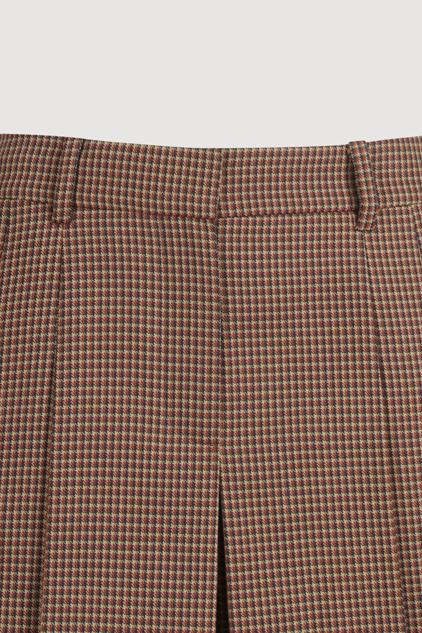 투 턱 플리츠 쇼츠는 여성스러운 실루엣을 연출하는 클래식 스타일의 반바지입니다. 브라운 및 체크 패턴으로 제공되어 다양한 상의와 매치하기 용이하며, 봄, 여름 시즌에 적합합니다. 허리 부분은 밴딩 없이, 센터 지퍼와 버튼 및 후크 잠금 방식으로 깔끔하게 마감되었습니다. 슬릿 포켓과 힙 플랩 로고 자수 디테일이 돋보이며, 데이트룩, 카페룩, 모임룩 등 다양한 TPO에 활용할 수 있습니다. 미니멀하면서도 캐주얼한 무드를 동시에 즐길 수 있는 아이템입니다.
