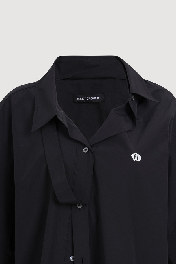 타이 코튼 셔츠 블라우스 (블랙)는 부드러운 면 소재로 제작되어 편안한 착용감을 선사합니다. 봄, 여름, 가을 계절에 활용하기 좋으며, 루즈핏 디자인과 비대칭 컷팅이 특징입니다. 카라넥과 반소매 기장으로 단정하면서도 세련된 느낌을 주며, 미니멀하고 베이직한 스타일을 연출합니다. 데이트룩, 카페룩 등 다양한 TPO에 맞춰 클래식하고 캐주얼하게 코디할 수 있습니다. 무지 블랙 컬러로 어떤 옷에도 매치하기 쉬워 활용도가 높습니다.
