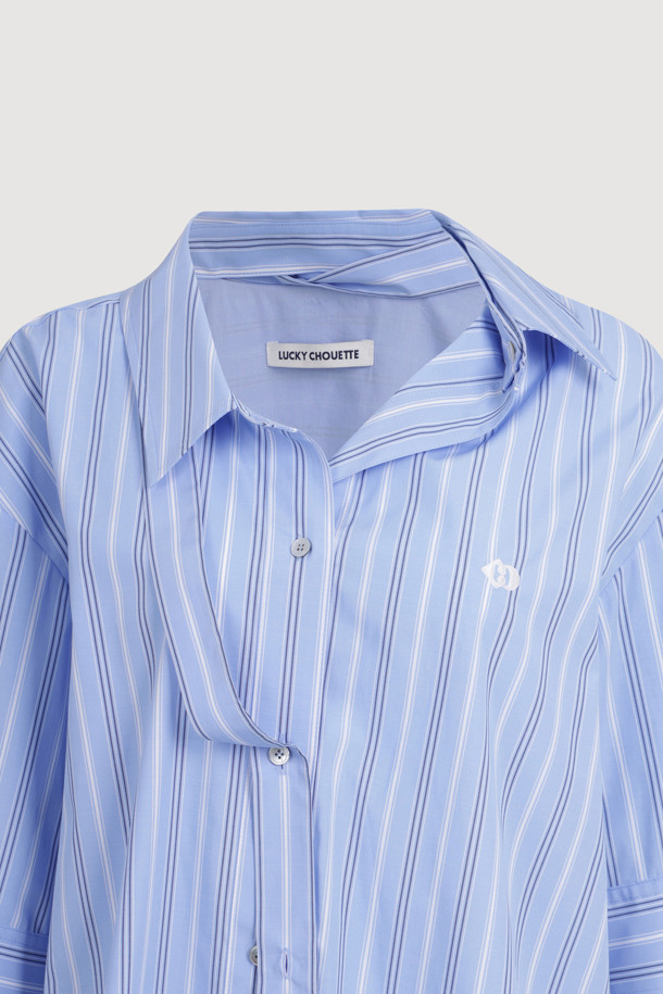 타이 코튼 셔츠 블라우스 (블루)는 산뜻한 스트라이프 패턴과 부드러운 면 소재로 제작되어 편안한 착용감을 선사합니다. 오픈넥 디자인과 반소매 기장이 시원함을 더하며, 타이 디테일이 여성스러운 포인트를 더합니다. 크롭 기장으로 다리가 길어 보이는 효과를 주며, 데이트룩, 카페룩, 봄 소풍룩 등 다양한 TPO에 활용하기 좋습니다. 캐주얼, 미니멀, 클래식 스타일을 모두 소화 가능한 활용도 높은 블라우스입니다. 정면에 자수 디테일이 더해져 특별함을 더하며, 아울렛 전용 제품으로 만나볼 수 있습니다.
