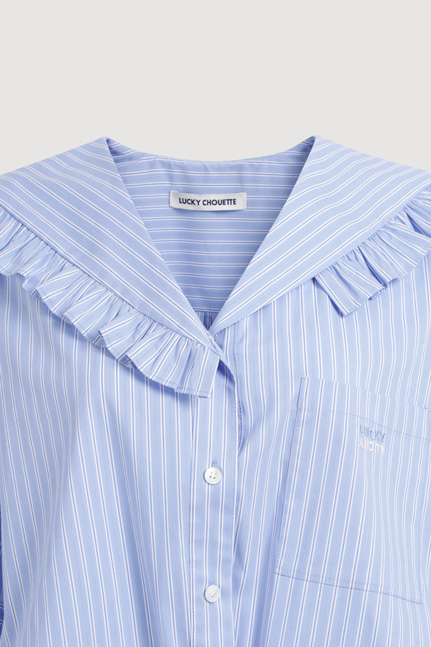 산뜻한 스카이블루 컬러의 세일러 프릴 카라 블라우스입니다. 캐주얼, 클래식, 미니멀 스타일을 즐겨 입는 여성분들을 위한 제품으로, 봄, 여름에 데이트룩, 카페룩, 봄 소풍룩 등 다양한 TPO에 활용하기 좋습니다. 크롭 기장과 반소매 디자인으로 시원함을 더했으며, 스트라이프 패턴과 가슴 포켓, 로고 자수, 사이드 트임, 원 턱 디테일이 돋보입니다. 세일러 카라와 프릴 디테일이 사랑스러운 분위기를 연출합니다.
