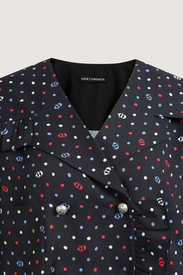 "프릴 플래킷 도트 블라우스"는 발랄한 무드를 연출하는 여성 블라우스입니다. 봄, 여름 시즌에 어울리는 크롭 기장의 반소매 블라우스로, 블랙과 레드의 두 가지 색상으로 제공됩니다. 물결 프릴 칼라와 프릴 플래킷 디테일, 양옆 패치 포켓이 사랑스러운 포인트를 더합니다. 도트 패턴으로 걸리시, 로맨틱, 캐주얼 스타일 모두 소화 가능하며, 데이트룩, 카페룩, 쇼핑룩에 활용하기 좋습니다.