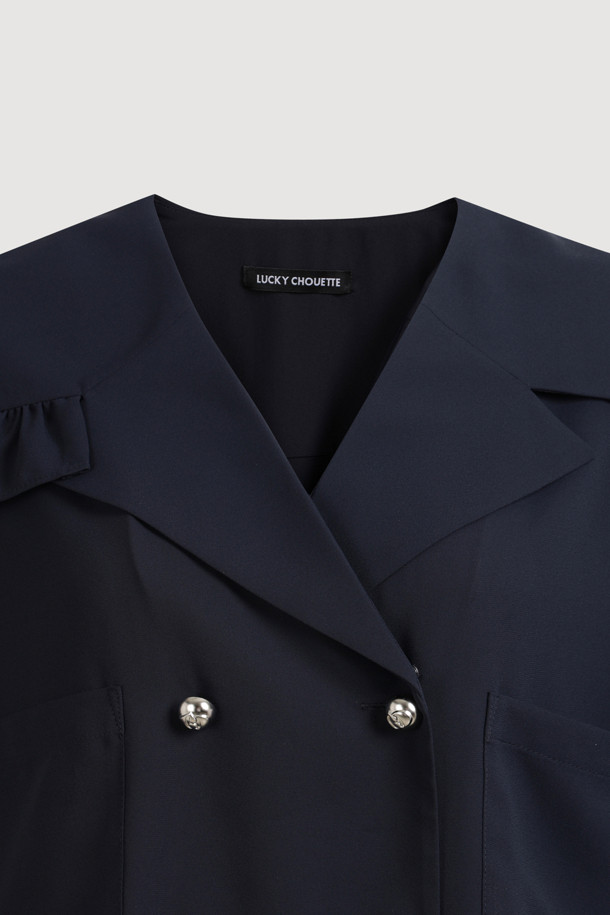 세련된 분위기를 연출하는 프릴 와이드 카라 더블 버튼 블라우스입니다. 네이비 컬러의 무지 디자인으로, 봄, 여름 시즌에 시원하게 착용하기 좋습니다. 반소매 기장과 얇은 두께감으로 편안한 착용감을 선사하며, 레귤러핏으로 깔끔하게 떨어지는 실루엣을 자랑합니다. 세일러 칼라와 프릴 디테일, 실버 버튼, 패치 포켓이 여성스러운 포인트를 더하며, 데이트룩, 오피스룩, 모임룩 등 다양한 TPO에 활용 가능합니다. 클래식, 미니멀, 로맨틱 스타일을 즐겨 입는 여성분들께 추천합니다.
