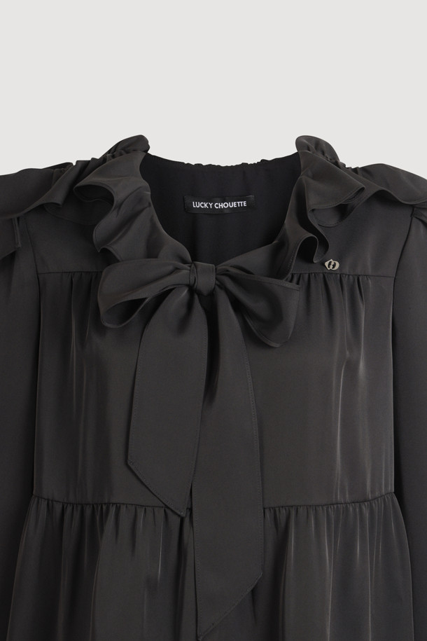 프릴 리본 넥 블라우스는 우아하고 페미닌한 스타일을 연출하는 여성 블라우스입니다. 블랙 컬러의 루즈핏으로, 봄, 가을 시즌에 적합하며 일상복으로 활용하기 좋습니다. 부드러운 촉감의 가벼운 텍스처가 특징이며, 풍성한 실루엣을 연출합니다. 리본 넥과 프릴, 실버 로고 디테일이 돋보이며, 게더 디자인으로 포인트를 더했습니다. 데이트룩, 모임룩, 오피스룩 등 다양한 TPO에 클래식, 미니멀, 로맨틱 스타일로 연출할 수 있습니다.
