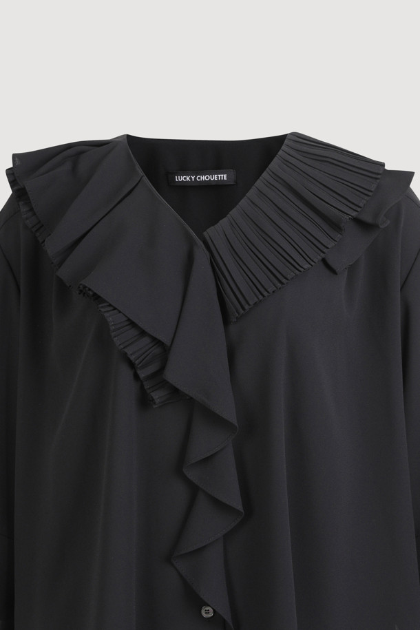 플리츠 넥 러플 블라우스는 우아하고 여성스러운 분위기를 연출하는 블라우스입니다. 봄, 여름 시즌에 어울리는 얇은 두께감과 부드러운 촉감으로 편안하게 착용 가능합니다. 플리츠 넥라인과 러플 플래킷 디테일이 특징이며, 센터 버튼 여밈과 심볼 단추 장식으로 포인트를 더했습니다. 5부 소매 기장의 루즈핏 크롭 블라우스로, 옆트임과 뒷면 셔링 디테일, 뒷면 기장이 더 길어 세련된 실루엣을 완성합니다. 데이트룩, 카페룩, 모임룩 등 다양한 TPO에 클래식, 미니멀, 로맨틱 스타일로 연출하기 좋습니다.
