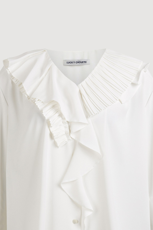 플리츠넥 러플 블라우스는 우아하고 여성스러운 분위기를 연출하는 상의입니다. 얇은 두께감과 부드러운 촉감으로 봄, 여름에 시원하게 착용하기 좋습니다. 플리츠넥 디자인과 러플 디테일이 돋보이며, 루즈핏으로 편안한 착용감을 선사합니다. 5부 소매 기장에 옆트임, 뒷면 셔링과 언밸런스 디자인으로 포인트를 더했습니다. 데이트룩, 카페룩, 모임룩 등 다양한 TPO에 클래식, 로맨틱, 미니멀 스타일로 연출해 보세요.
