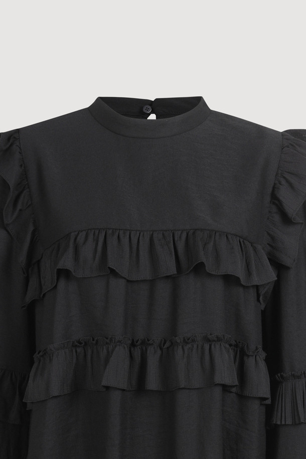 프릴 티어드 블라우스는 우아한 무드를 연출하는 여성 의류입니다. 봄, 가을에 어울리는 긴소매 블라우스로, 블랙 색상의 무지 디자인이 특징입니다. 하이넥 라인과 레귤러핏으로 제작되었으며, 부드러운 폴리에스테르 소재를 사용하여 편안한 착용감을 선사합니다. 데이트룩, 모임룩, 오피스룩 등 다양한 TPO에 활용 가능하며, 클래식, 미니멀, 시크 스타일을 즐기는 분들께 추천합니다. 얇은 두께감과 프릴, 티어드 디테일이 돋보이는 블라우스입니다.
