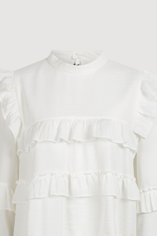 프릴 티어드 블라우스는 여성스러운 매력을 강조하는 블라우스입니다. 라운드넥 디자인에 얇고 부드러운 촉감으로 편안하게 착용 가능하며, 봄, 여름 시즌에 어울립니다. 화이트 컬러의 무지 디자인으로 다양한 스타일 연출이 용이하며, 티어드와 프릴 디테일이 더해져 우아하고 페미닌한 분위기를 자아냅니다. 긴 소매 기장과 뒷면 버튼 여밈, 소맷단 버튼, 볼륨감 있는 실루엣이 특징입니다. 데이트룩, 카페룩, 모임룩 등 다양한 TPO에 클래식, 미니멀, 로맨틱 스타일로 연출해보세요.
