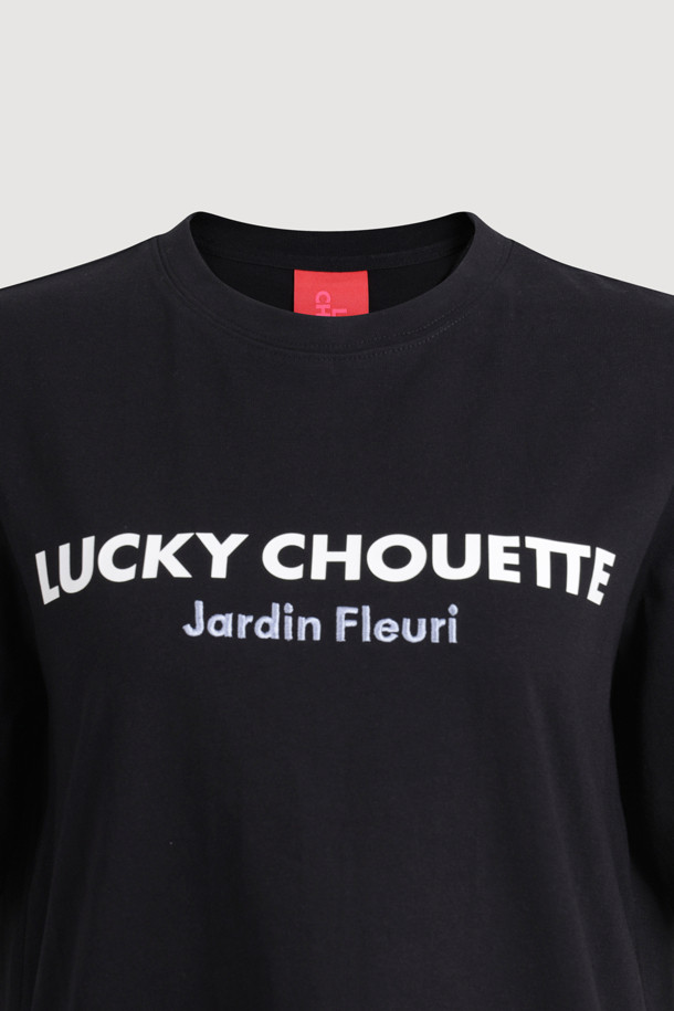 로고 하프 슬리브 티셔츠는 부드러운 면 소재로 제작되어 편안한 착용감을 선사합니다. 블랙 컬러의 베이직한 디자인으로, 봄, 여름 시즌 데일리룩에 활용하기 좋습니다. 깔끔한 핏과 넥 라인 리브 마감으로 심플하면서도 세련된 느낌을 줍니다. 로고 디테일이 포인트로 더해져 캐주얼, 미니멀, 클래식 등 다양한 스타일을 연출할 수 있으며, 동네 마실룩이나 여행룩으로 편안하게 코디할 수 있습니다. 반소매 기장으로 활동성을 높였습니다.
