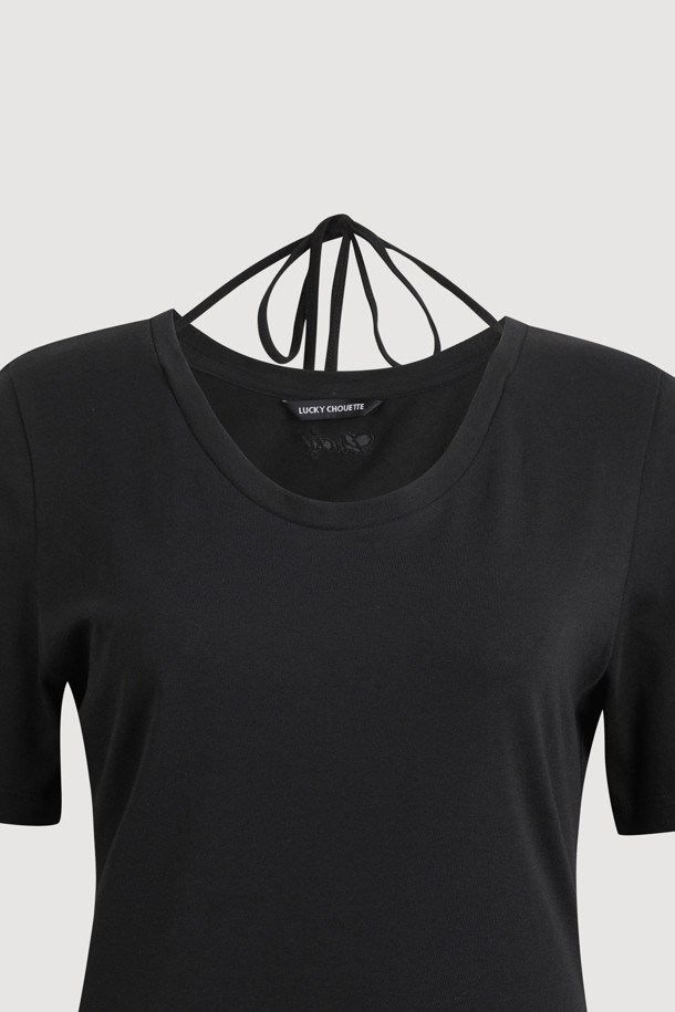 넥 리본 스트링 티셔츠는 여성 의류로, 봄과 여름에 어울리는 베이직 스타일의 티셔츠입니다. 블랙 색상에 레귤러 핏으로 제작되었으며, 넥 라인의 리본 스트링 디테일이 특징입니다. 면 소재로 제작되어 편안한 착용감을 제공하며, 반소매 기장과 사선 밑단 디자인이 돋보입니다. 데이트룩이나 카페룩에 매치하여 미니멀, 캐주얼, 클래식 무드를 연출할 수 있으며, 뒷면 레터링 자수 디테일이 포인트를 더합니다.
