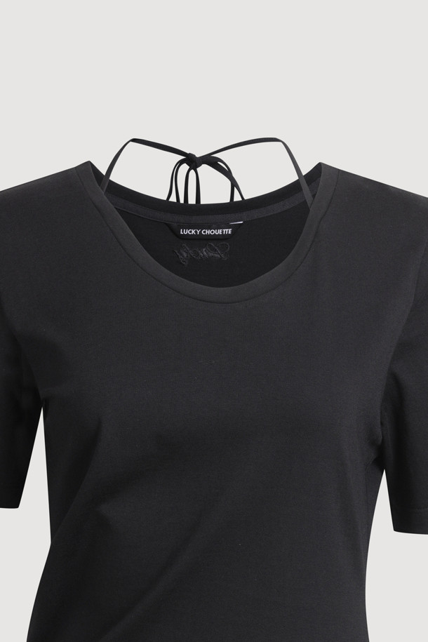 넥 리본 스트링 티셔츠는 여성 의류로, 봄, 여름에 착용하기 좋은 무지 티셔츠입니다. 블랙 컬러의 면 소재로 제작되었으며, 얇은 두께감과 부드러운 촉감이 특징입니다. 넥 라인에는 리본 스트링 디테일이, 뒷면에는 레터링 자수, 밑단에는 사선 디자인이 더해져 베이직하면서도 미니멀, 캐주얼, 클래식 스타일을 연출하기 좋습니다. 레귤러핏에 반소매 기장으로 편안하게 착용할 수 있습니다.
