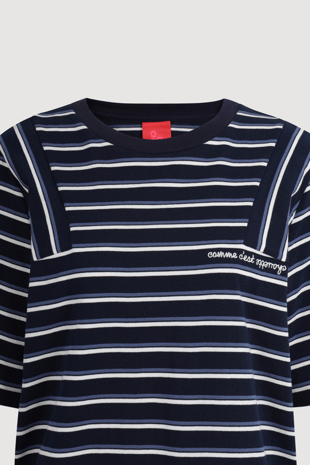 데님 믹스 스트라이프 티셔츠는 네이비와 화이트 컬러의 조화가 돋보이는 공용 티셔츠입니다. 봄, 여름 시즌에 적합하며, 캐주얼한 스타일을 연출하기 좋습니다. 루즈핏 라운드넥 디자인으로 편안한 착용감을 선사하며, 데님과 면 혼방 소재로 제작되었습니다. 가슴 부분의 레터링 자수 디테일이 포인트를 더하며 동네 마실룩이나 봄 소풍룩으로 활용하기 좋습니다. 미니멀, 클래식 무드를 즐기는 분들께 추천합니다.
