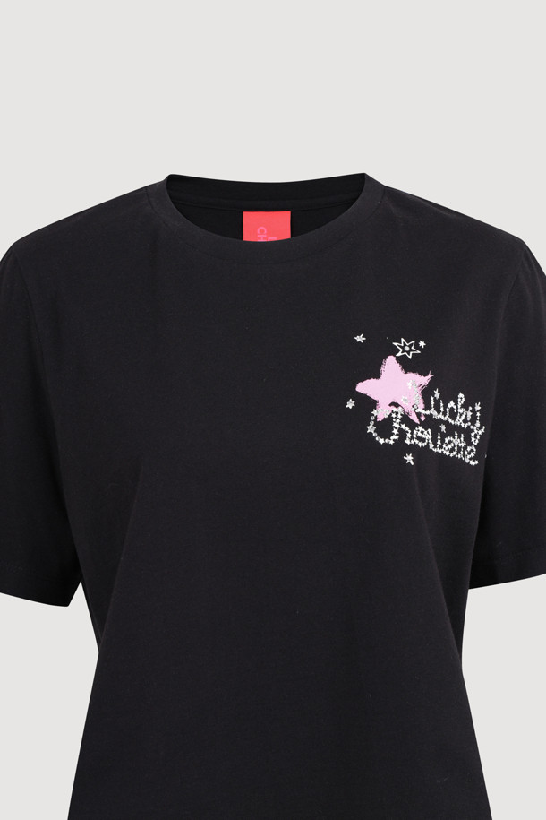 블랙 색상의 백 프린트 크롭 반소매 티셔츠입니다. 부드러운 면 소재로 제작되어 편안한 착용감을 선사하며, 캐주얼하고 미니멀한 스타일을 연출합니다. 라운드넥 디자인에 크롭 기장으로 트렌디함을 더했습니다. 일상생활은 물론, 동네 마실룩이나 카페룩으로 활용하기 좋습니다. 뒷면에 프린팅된 로고가 포인트인 티셔츠입니다.
