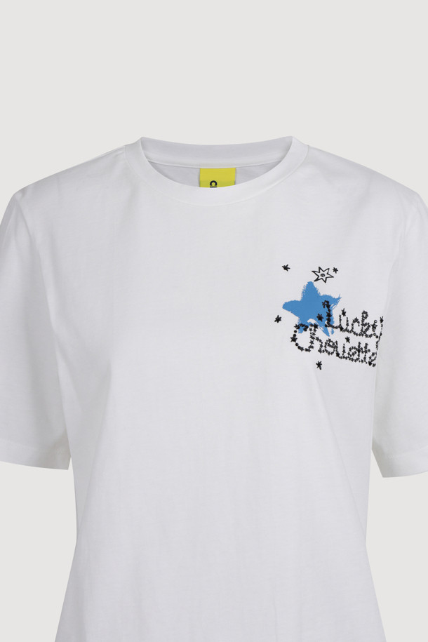 **백 프린트 크롭 반소매 티셔츠**는 부드러운 면 소재로 제작되어 편안한 착용감을 선사합니다. 캐주얼한 스타일의 여성 의류로, 일상생활에서 활용하기 좋으며, 동네 마실룩이나 여행룩에 적합합니다. 라운드넥 디자인에 크롭 기장으로 트렌디함을 더하고, 뒷면에 로고 프린트가 돋보이는 디자인입니다. 미니멀, 클래식 스타일을 선호하는 분들께 추천하며, 여름 시즌에 시원하게 입을 수 있는 반소매 티셔츠입니다.
