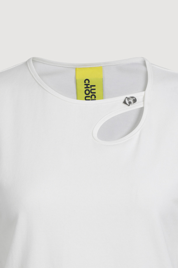 홀 솔리드 반소매 티셔츠는 데일리룩을 위한 베이직 스타일의 아이템입니다. 여름 시즌에 적합하며, 면 소재로 제작되어 편안한 착용감을 제공합니다. 레귤러핏에 라운드넥 디자인으로, 동네 마실룩이나 여행룩에 활용하기 좋습니다. 홀 디자인과 심볼 장식이 포인트이며, 신축성이 있어 활동성을 높였습니다. 캐주얼, 미니멀, 클래식 스타일을 모두 소화할 수 있는 활용도 높은 반소매 티셔츠입니다.
