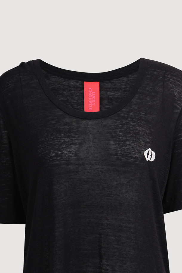 유넥 슬럽 티셔츠는 일상에서 편안하게 착용하기 좋은 공용 티셔츠입니다. 부드러운 슬럽 소재로 제작되어 얇고 가벼운 착용감을 제공하며, 봄, 여름 시즌에 시원하게 입을 수 있습니다. 레귤러 핏으로 제작되어 다양한 스타일 연출에 용이하며, U넥 디자인으로 세련된 느낌을 더했습니다. 블랙 컬러에 로고 패치 디테일이 더해져 베이직하면서도 빈티지한 무드를 연출합니다. 동네 마실룩이나 여행룩 등 캐주얼, 미니멀, 클래식 스타일 모두 소화 가능한 활용도 높은 아이템입니다.
