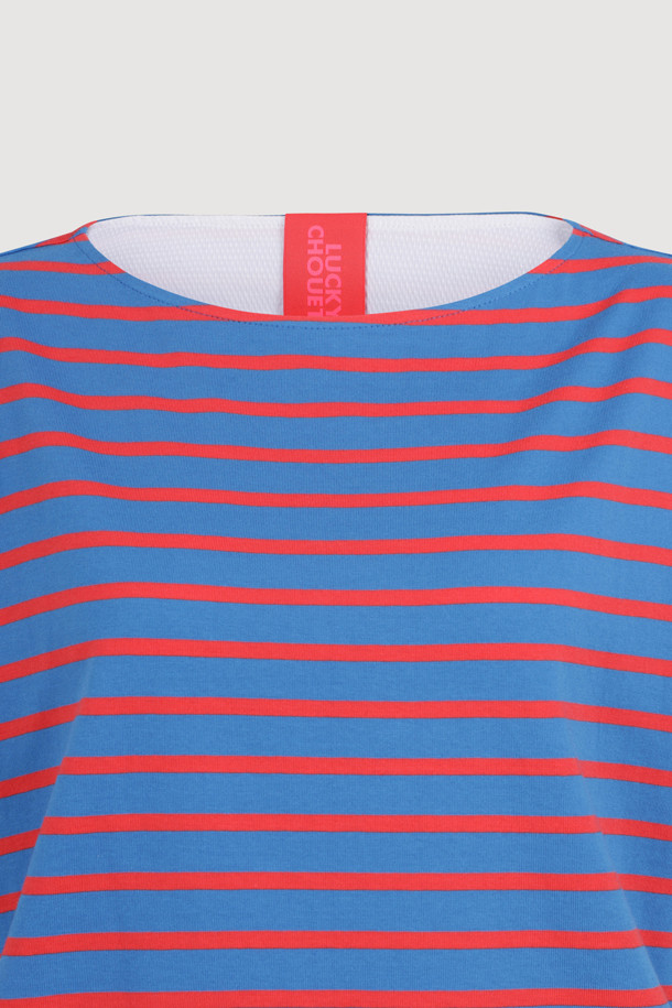 스트라이프 박시 핏 반소매 티셔츠는 산뜻한 스트라이프 패턴과 박시 핏으로 편안함과 스타일을 동시에 잡았습니다. 부드러운 면 소재로 제작되어 얇고 가벼운 착용감을 선사하며, 봄, 여름 시즌 데일리룩으로 제격입니다. 라운드넥 디자인에 레드, 블루 두 가지 컬러로 출시되어 취향에 맞게 선택할 수 있습니다. 슈에뜨 뱃지 장식이 포인트로 더해져 캐주얼하면서도 미니멀한 스타일을 연출하며, 동네 마실룩, 봄 소풍룩, 여행룩 등 다양한 TPO에 활용하기 좋습니다. 통기성이 좋아 쾌적하게 착용 가능합니다.
