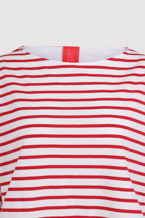 레드와 화이트 컬러의 스트라이프 패턴이 돋보이는 박시 핏 반소매 티셔츠입니다. 봄, 여름 시즌에 어울리는 얇은 두께감과 부드러운 면 소재로 제작되어 편안한 착용감을 선사합니다. 라운드넥 디자인에 슈에뜨 뱃지 디테일을 더하여 캐주얼하면서도 미니멀한 스타일을 연출합니다. 동네 마실룩이나 봄 소풍룩으로 활용하기 좋은 아이템입니다. 여성 고객을 위한 상의입니다.
