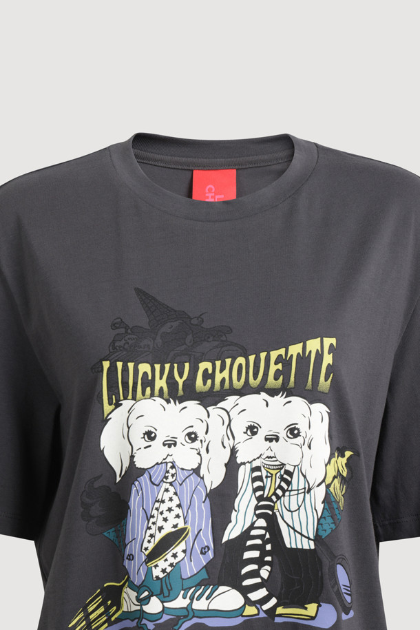 블랙 컬러의 개 프린팅 반팔 티셔츠입니다. 면 소재로 제작되어 부드러운 촉감을 선사하며, 일상생활에서 편안하게 착용하기 좋습니다. 캐주얼하고 미니멀한 스타일을 연출하며, 라운드넥과 레귤러핏으로 디자인되어 있습니다. 봄, 여름 시즌에 동네 마실룩이나 여행룩으로 활용하기 좋은 아이템입니다. 리브 짜임 넥라인으로 마감하여 퀄리티를 높였습니다.
