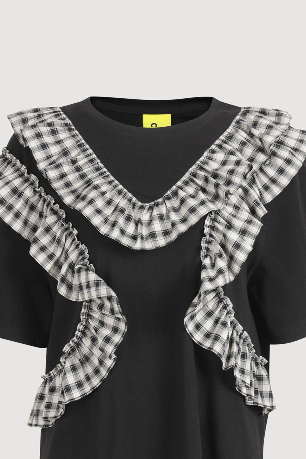 체크 프릴 라인 티셔츠는 여성스러운 스타일을 연출하는 데 제격입니다. 부드러운 면 소재로 제작되어 편안한 착용감을 선사하며, 봄, 여름 계절에 시원하게 입을 수 있습니다. 라운드 넥과 루즈핏으로 활동성을 높였고, 밑단 트임과 프릴 디테일이 페미닌한 무드를 더합니다. 데이트룩, 쇼핑룩 등 다양한 TPO에 로맨틱, 미니멀, 클래식 스타일로 소화하기 좋습니다. 반소매 디자인과 블랙 컬러로 어떤 하의와도 잘 어울립니다.
