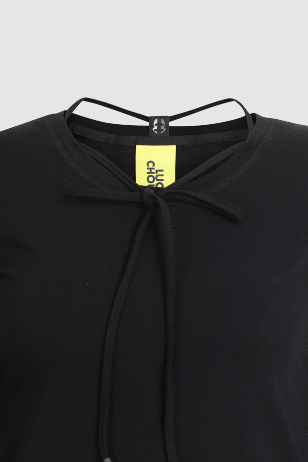 넥 스트랩 포인트 티셔츠는 면 소재로 제작되어 부드러운 촉감이 특징이며, 봄, 여름 시즌에 착용하기 좋습니다. 라운드넥에 슬림핏으로 디자인되어 미니멀, 캐주얼, 클래식 스타일을 선호하는 분들께 추천합니다. 탈착 가능한 넥 스트랩이 있어 다양한 연출이 가능하며, 소매 로고 라벨이 포인트입니다. 데이트룩, 카페룩 등 일상에서의 스타일링에 활용하기 좋은 베이직한 무드의 티셔츠입니다. 블랙 컬러의 무지 디자인으로 어떤 옷에도 쉽게 매치할 수 있습니다.
