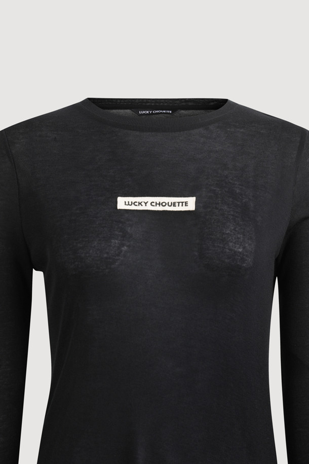 로고 라벨 포인트 티셔츠는 시스루 소재로 제작되어 은은한 비침이 매력적인 여성 티셔츠입니다. 슬림핏 디자인과 라운드넥으로 여성스러운 실루엣을 연출하며, 긴소매 기장으로 사계절 내내 활용 가능합니다. 데일리룩에 심플하면서도 베이직한 스타일을 더해주는 블랙 컬러의 티셔츠로, 로고 라벨 포인트가 돋보입니다. 부드러운 촉감으로 편안하게 착용할 수 있는 아이템입니다. 미니멀하고 캐주얼한 스타일을 즐기는 분들께 추천합니다.
