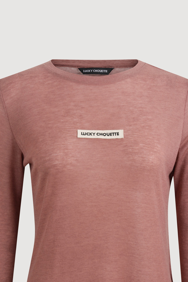 로고 라벨 포인트 티셔츠는 여성스러운 매력을 더해 줄 핑크 컬러의 티셔츠입니다. 봄, 가을 시즌에 어울리는 얇은 두께감과 부드러운 촉감의 시스루 소재로 제작되어 은은한 분위기를 연출합니다. 베이직한 디자인에 로고 패턴 포인트를 더해 미니멀, 캐주얼, 걸리시 스타일을 모두 소화할 수 있습니다. 슬림핏과 긴 소매 기장으로 여성스러운 실루엣을 강조하며, 라운드넥 디자인은 데이트룩에 적합합니다.
