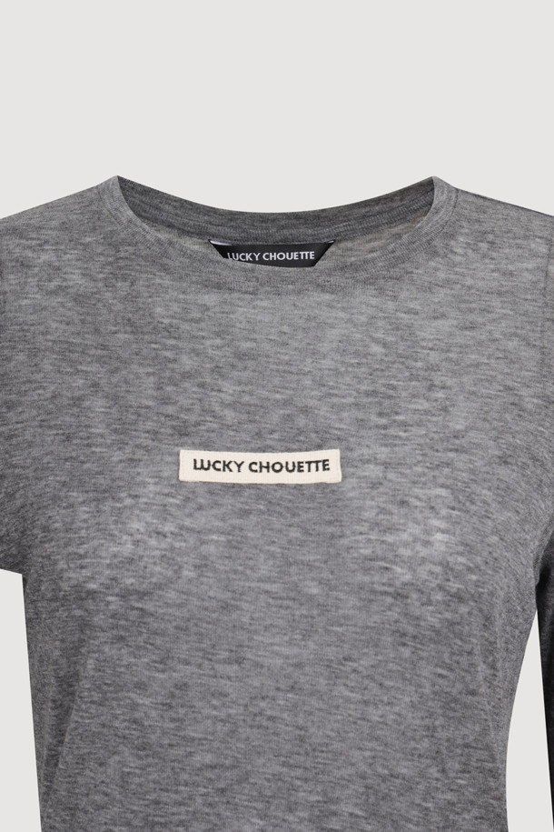 로고 라벨 포인트 티셔츠는 여성스러운 실루엣을 연출하는 슬림핏 티셔츠입니다. 부드러운 촉감의 얇은 두께감과 시스루 소재가 특징이며, 라운드넥 디자인으로 세련된 느낌을 더합니다. 봄, 가을 시즌에 착용하기 좋으며, 베이직하고 미니멀한 스타일을 선호하는 분들께 적합합니다. 데이트룩, 카페룩 등 다양한 TPO에 활용할 수 있으며, 미니멀, 클래식, 캐주얼 스타일을 연출하기 좋습니다. 로고 라벨 포인트가 돋보여 단독으로도, 레이어드해서도 멋스럽게 연출할 수 있습니다.
