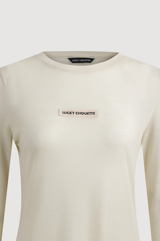 로고 라벨 포인트 티셔츠는 여성용으로, 아이보리 컬러의 슬림핏 긴소매 티셔츠입니다. 라운드넥 디자인에 얇은 두께감으로, 사계절 내내 데일리하게 착용하기 좋습니다. 심플하고 베이직한 스타일로 미니멀, 클래식한 무드를 연출합니다. 시스루 디테일이 돋보이며 부드러운 촉감을 선사합니다.
