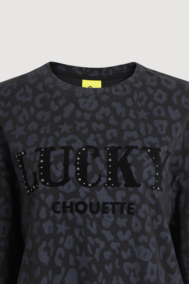 레오파드 벨벳 포인트 티셔츠는 여성스러운 매력을 더하는 캐주얼 스타일의 크롭 티셔츠입니다. 부드러운 촉감의 벨벳 소재와 오버핏 디자인으로 편안한 착용감을 선사하며, 봄, 여름 시즌에 적합합니다. 블랙 컬러 바탕에 레오파드, 별, 로고 패턴이 돋보이며, 라운드넥과 반소매 디자인으로 시원함을 더했습니다. 특히, 스터드 장식이 포인트로 들어가 데이트룩에 포인트를 주기 좋습니다. 아울렛 전용 제품으로, 특별한 가격에 만나보세요.
