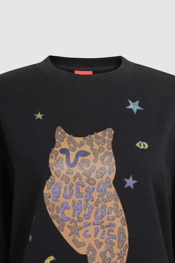 Leopard Chouette (레오파드 슈에뜨) 티셔츠는 여성 의류로, 캐주얼, 미니멀, 클래식 스타일을 선호하는 분들을 위한 사계절용 긴 소매 티셔츠입니다. 블랙 컬러에 오버핏으로 편안하게 착용 가능하며, 밑단 스트라이프 배색과 슈에뜨 프린팅이 돋보이는 디자인입니다. 라운드넥으로 제작되었으며, 끝단 리브 마감 처리가 되어 있어 안정감을 더했습니다. 데이트룩, 카페룩 등 다양한 일상 TPO에 활용하기 좋은 아이템입니다.
