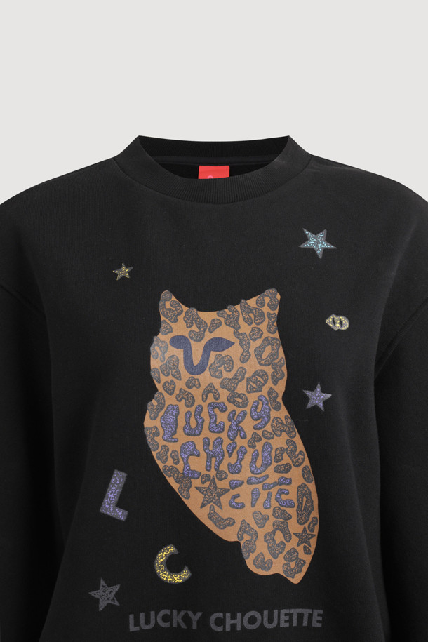 레오파드 슈에뜨 티셔츠는 여성스러운 캐주얼 스타일을 연출하는 긴소매 크롭 티셔츠입니다. 부드러운 면 소재에 레오파드, 스트라이프 패턴과 프린트가 더해져 트렌디함을 살렸습니다. 라운드넥 디자인과 오버핏으로 편안한 착용감을 제공하며, 밑단 리브 마감과 넓은 암홀 디테일이 돋보입니다. 동네 마실룩이나 카페룩으로 활용하기 좋으며, 미니멀, 레트로 스타일을 즐겨 입는 분들께 추천합니다. 봄, 가을 시즌에 적합하며, 데일리룩에 포인트를 더해줄 아이템입니다.
