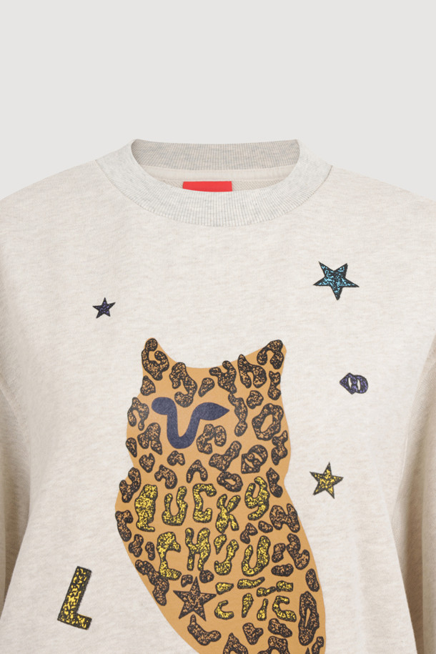 레오파드 슈에뜨 티셔츠는 아이보리, 블랙 두 가지 색상으로 만나볼 수 있는 여성 긴소매 티셔츠입니다. 캐주얼한 스타일을 연출하기 좋으며, 봄, 가을 시즌에 적합합니다. 면 소재로 제작되어 편안한 착용감을 선사하며, 오버핏 디자인과 라운드넥으로 편안함을 더했습니다. 밑단 리브 마감과 슈에뜨 프린팅으로 포인트를 주어 동네 마실룩, 산책룩 등 다양한 TPO에 활용하기 좋습니다.
