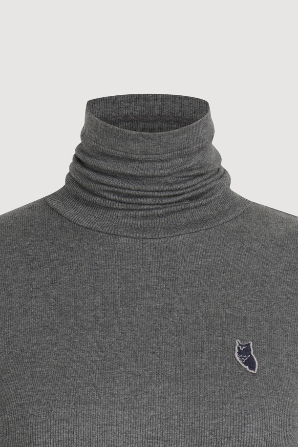 슈에뜨 패치 터틀넥 티셔츠는 부드러운 면 소재로 제작되어 편안한 착용감을 선사합니다. 베이직한 디자인에 패치 디테일이 더해져 미니멀, 클래식, 캐주얼 스타일을 모두 소화할 수 있습니다. 슬림핏과 긴 소매 기장으로 겨울 데일리룩과 집콕룩 모두에 활용하기 좋습니다. 그레이 컬러와 골조직 소재의 조화가 세련된 느낌을 줍니다. 터틀넥 디자인으로 보온성을 높여 가을, 겨울 시즌에 따뜻하게 입을 수 있습니다.
