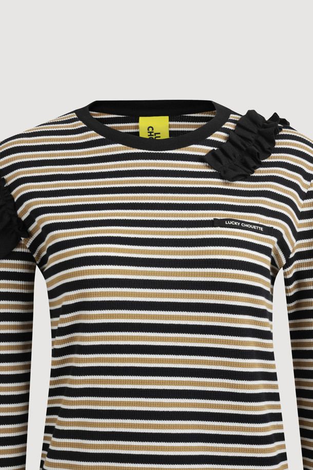 프릴 라인 스트라이프 티셔츠는 여성용 상의로, 부드러운 면과 스판덱스 혼방 소재로 제작되어 편안한 착용감을 선사합니다. 라운드넥 디자인에 레귤러핏으로 제작되었으며, 봄, 가을 시즌에 적합합니다. 얇은 두께감으로 가볍게 착용하기 좋으며, 긴 소매와 베이직한 스트라이프 패턴이 특징입니다. 블랙, 베이지 두 가지 컬러로 출시되어 다양한 스타일 연출이 가능하며, 캐주얼, 미니멀, 클래식 무드를 즐길 수 있습니다.
