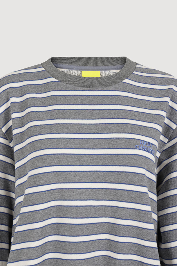 프릴 라인 스트라이프 티셔츠 (그레이)는 캐주얼, 미니멀, 클래식 스타일을 즐기는 여성분들을 위한 아이템입니다. 봄, 가을에 어울리는 긴 소매의 레귤러핏 티셔츠로, 라운드넥 디자인에 프릴 디테일이 더해져 여성스러운 무드를 연출합니다. 면 소재로 제작되어 편안한 착용감을 제공하며, 데이트룩이나 카페룩과 같은 일상적인 TPO에 활용하기 좋습니다. 그레이 컬러의 스트라이프 패턴이 세련된 느낌을 더하며, 리브 마감으로 깔끔하게 마무리되었습니다.
