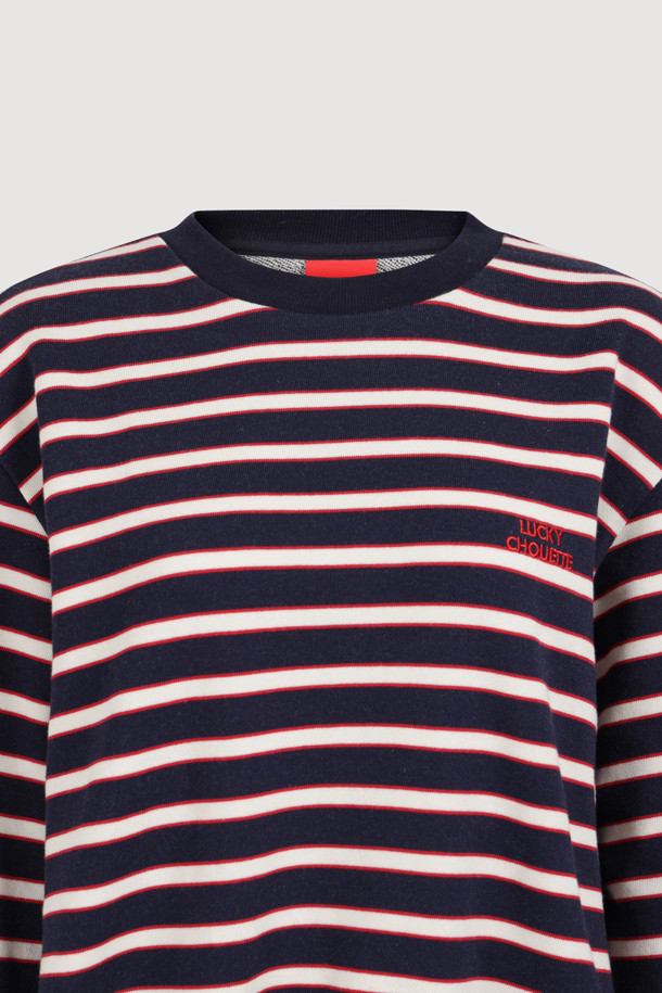 다크 네이비 색상의 Frill Line Stripe 티셔츠입니다. 라운드넥 디자인에 긴 소매 기장으로 제작되어 봄, 가을 간절기에 적합합니다. 부드러운 촉감과 신축성이 돋보이며, 프릴 디테일이 여성스러운 포인트를 더합니다. 캐주얼, 미니멀, 클래식 스타일을 즐겨 입는 분들께 추천하며, 동네 마실룩, 산책룩으로 편안하게 연출하기 좋습니다. 스트라이프 패턴이 경쾌한 느낌을 줍니다.
