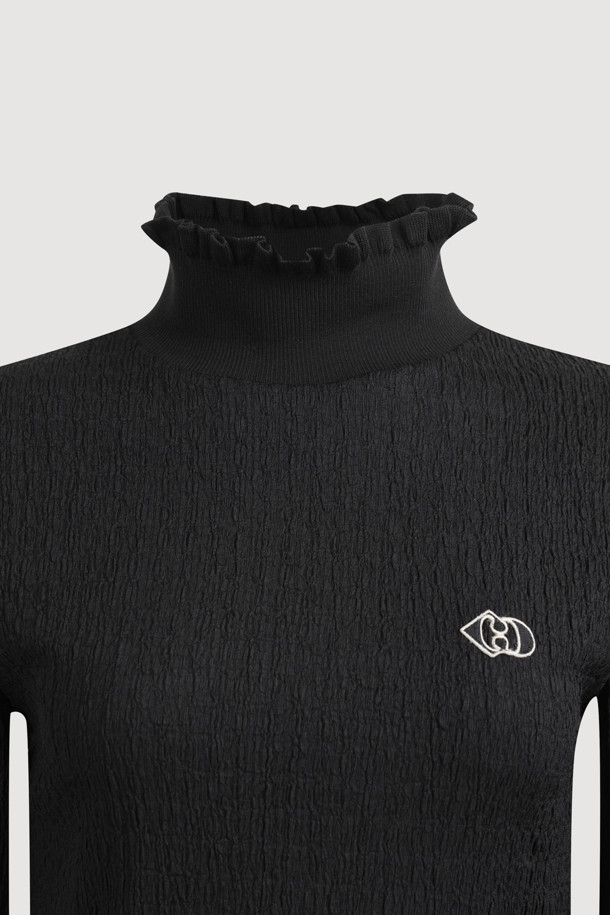 블랙 컬러의 린클 프릴 헴 티셔츠입니다. 부드러운 면 소재로 제작되어 봄, 가을에 착용하기 좋으며, 슬림핏 디자인으로 여성스러운 실루엣을 연출합니다. 하프넥과 긴 소매 기장으로 세련된 느낌을 더하며, 크롭 기장으로 트렌디함을 더했습니다. 베이직한 스타일로 데이트룩, 모임룩 등 다양한 TPO에 활용 가능하며, 미니멀, 캐주얼, 클래식 무드를 즐기는 고객에게 적합합니다. 특히 밑단 프릴 디테일이 포인트입니다.
