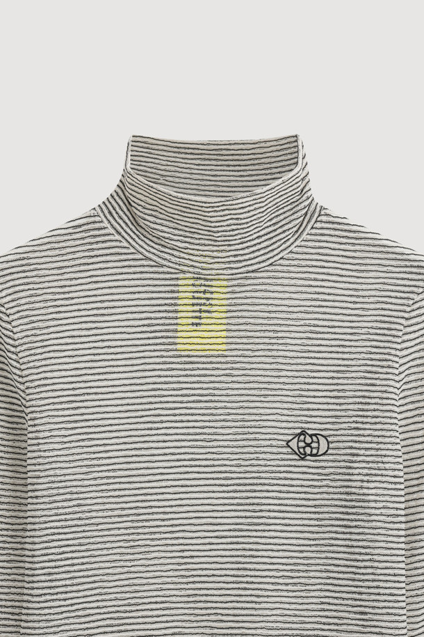 스트라이프 튤 하이넥 티셔츠는 여성의 일상에 베이직하면서도 세련된 포인트를 더해줄 티셔츠입니다. 부드러운 촉감의 튤 소재에 그레이 컬러와 스트라이프 패턴을 더해 은은한 여성스러움을 강조합니다. 하이넥 디자인과 긴 소매, 프릴 소맷단 디테일이 클래식하고 미니멀한 스타일을 완성하며, 데이트룩, 카페룩, 모임룩 등 다양한 TPO에 활용하기 좋습니다. 레귤러핏으로 편안하게 착용 가능하며, 심플한 디자인에 심볼 패치로 포인트를 주어 걸리시한 무드를 더했습니다. 봄, 가을 시즌에 활용하기 좋은 아이템입니다.
