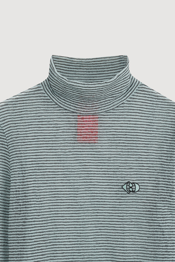 스트라이프 튤 하이넥 티셔츠는 여성 의류로, 봄, 가을에 착용하기 좋습니다. 베이직한 스타일의 레귤러핏 티셔츠로, 그레이 컬러의 스트라이프 패턴이 특징입니다. 튤 소재로 제작되어 부드러운 촉감을 선사하며, 하이넥 디자인과 긴 소매, 프릴 소맷단 디테일이 돋보입니다. 데이트룩, 클래식, 미니멀, 캐주얼 스타일을 연출하기에 적합하며, 심볼 패치가 포인트로 더해졌습니다.
