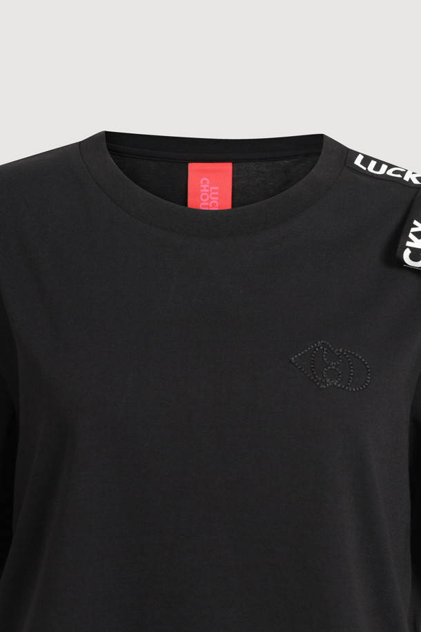 로고 스트랩 하프 슬리브 티셔츠는 부드러운 면 소재로 제작되어 편안한 착용감을 선사합니다. 블랙 컬러의 라운드넥 반소매 티셔츠로, 어깨 부분의 로고 스트랩과 가슴 로고 자수 디테일이 돋보입니다. 밑단 슬릿과 앞뒤 언밸런스 기장 디자인으로 캐주얼하면서도 스포티한 무드를 연출할 수 있습니다. 일상복과 산책룩으로 활용하기 좋으며, 신축성이 있어 활동성을 높여줍니다.
