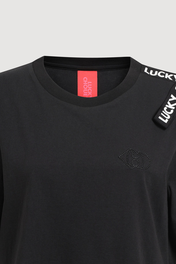 로고 스트랩 하프 슬리브 티셔츠는 스포티하면서도 캐주얼한 스타일을 연출하는 공용 티셔츠입니다. 블랙 컬러의 레귤러핏 티셔츠로, 봄, 여름 시즌에 활용하기 좋습니다. 면 소재로 제작되어 편안한 착용감을 제공하며, 라운드넥에 숄더 로고 스트랩 디테일이 돋보입니다. 가슴 부분의 로고 자수와 앞, 뒤 언밸런스 기장, 사이드 슬릿 디자인이 특징이며, 동네 마실룩이나 여행룩 등 다양한 TPO에 활용 가능합니다. 캐주얼, 스포티, 미니멀 무드를 즐기는 분들께 추천합니다.
